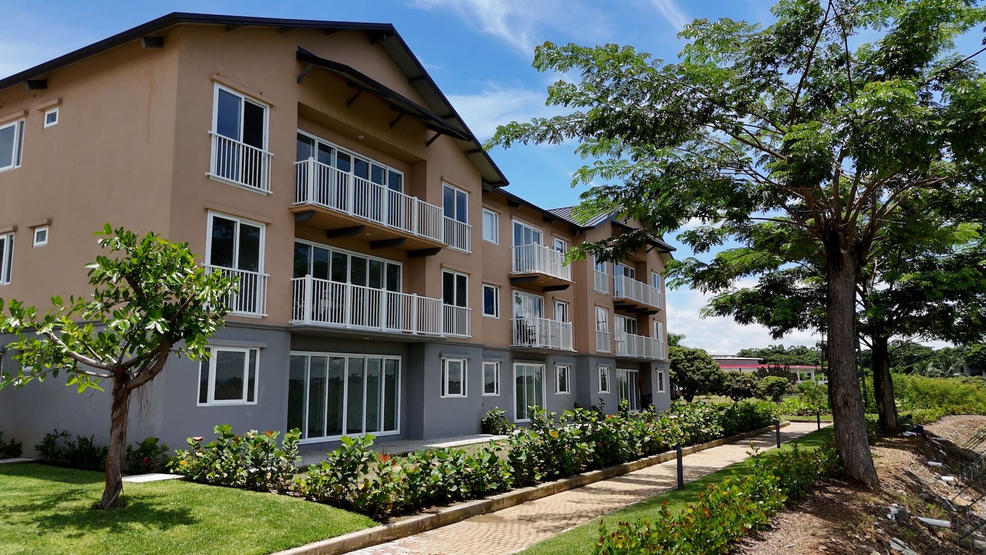 Fachada y jardines del conjunto residencial Ribera del Buijo